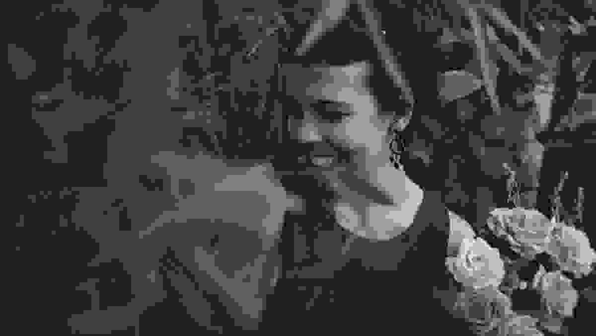 Meio tímida e com ar de menina, Nathalia Lovati se esconde por traz das folhas.