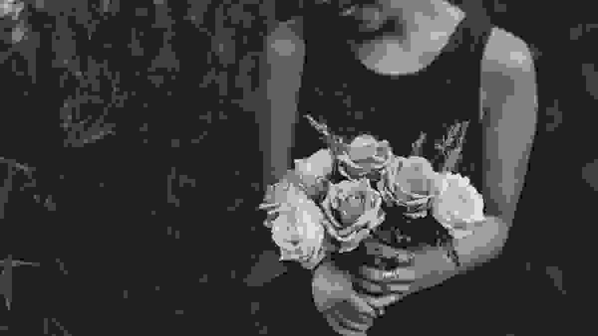 Nathalia Lovati com seu buquê de rosas durante o ensaio fotográfico do projeto "Só Para Fotógrafos".
