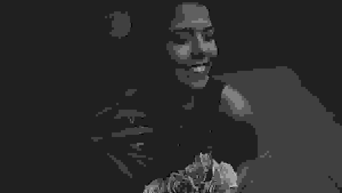 Nathalia Lovati com seu buquê de rosas durante o ensaio fotográfico do projeto "Só Para Fotógrafos"