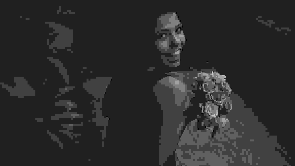 Nathalia Lovati com seu buquê de rosas durante o ensaio fotográfico do projeto "Só Para Fotógrafos"
