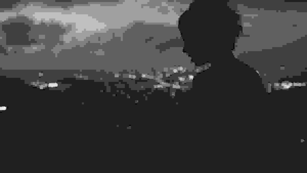 A arte de fotografar no contra luz do sol no Mirante Dona Marta | Rio de Janeiro - RJ, podemos ver a silhueta da Nathalia enquanto observa a cidade maravilho ao fundo.