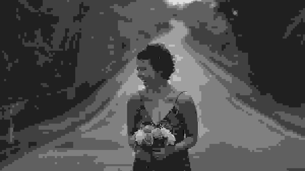 Subida animadíssima no Mirante Dona Marta | Rio de Janeiro - RJ, Nathalia segurando um lindo buquê de rosas, sempre alegre com ar de menina, se divertiu durante o ensaio fotográfico