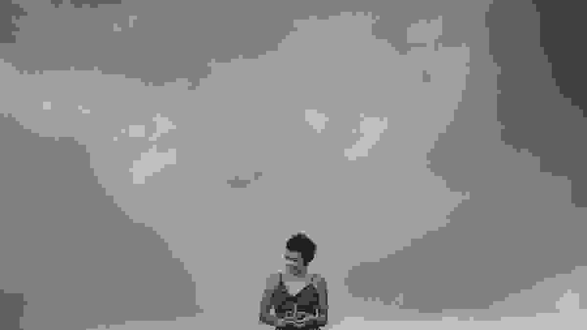 Mesmo com uma tempestade se formando, Nathalia Lovati não perde o sorriso, o bom humor e o ar de menina e continua se divertindo durante todo ensaio fotográfico.