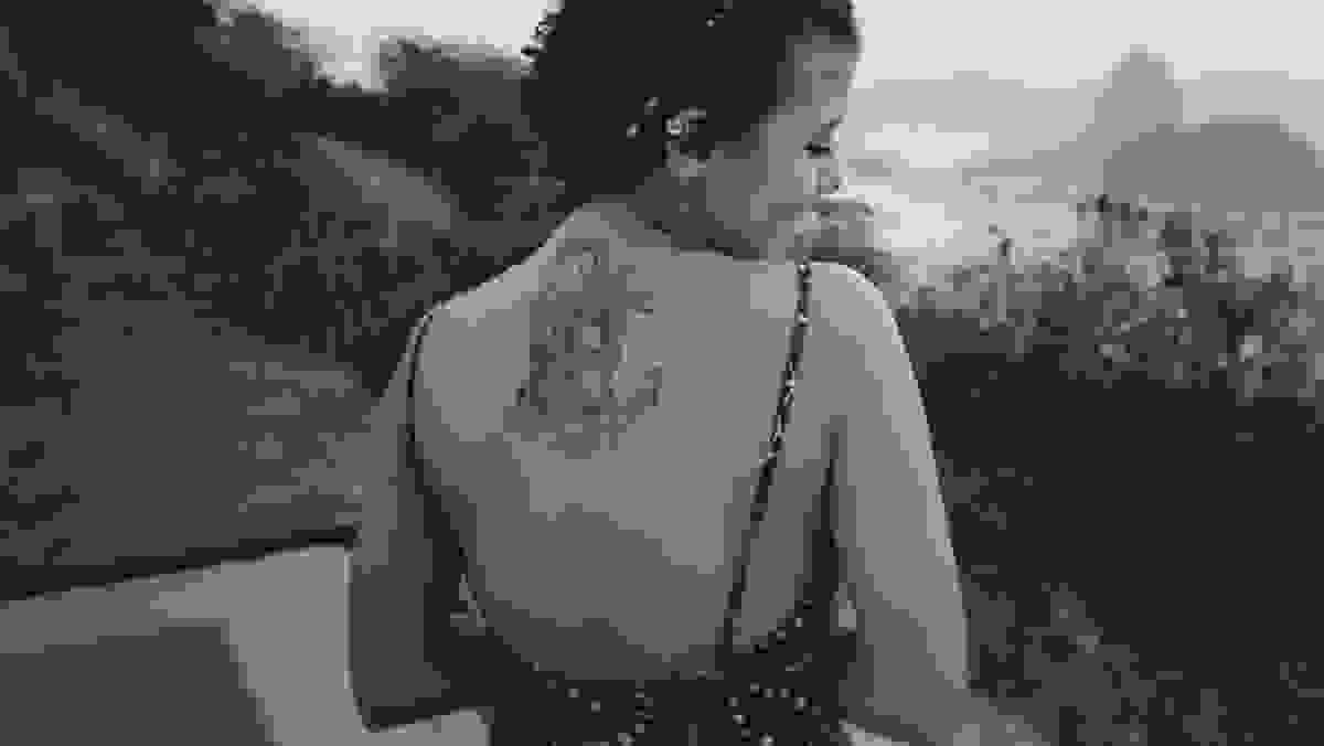 Ao fundo podemos ver o Pão de Açúcar, Nathalia posa meio tímida e deixa revelar Tattoo feita da sua xodó, uma RolleiFlex e o texto Head straight for the top!