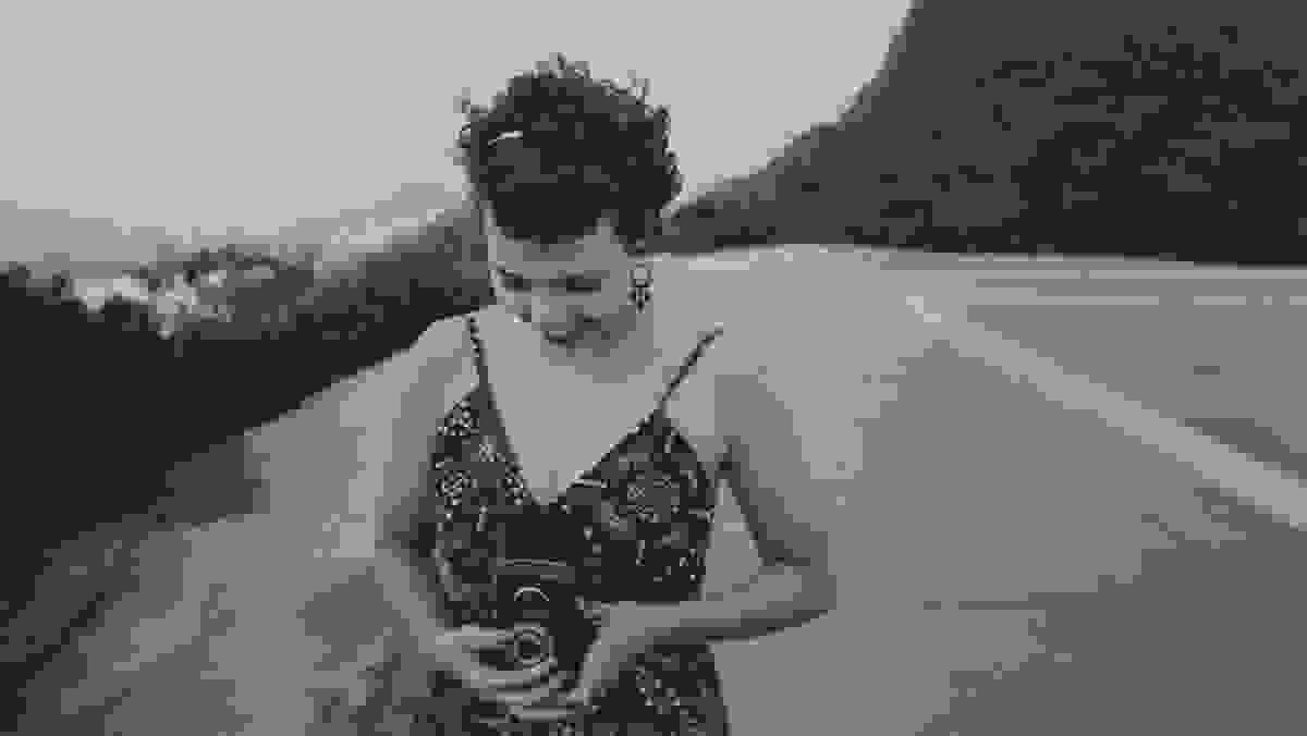 Nathalia Lovati posa com sua RolleiFlex durante o ensaio fotográfico no Mirante Dona Marta | Rio de Janeiro - RJ