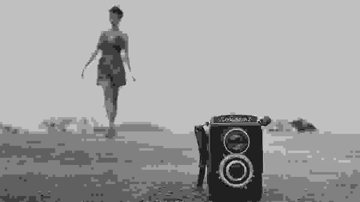 Nathalia Lovati e sua Rolleiflex no Mirante Dona Marta | Rio de Janeiro - RJ, durante o ensaio fotográfico do projeto " Só Para Fotógrafos"