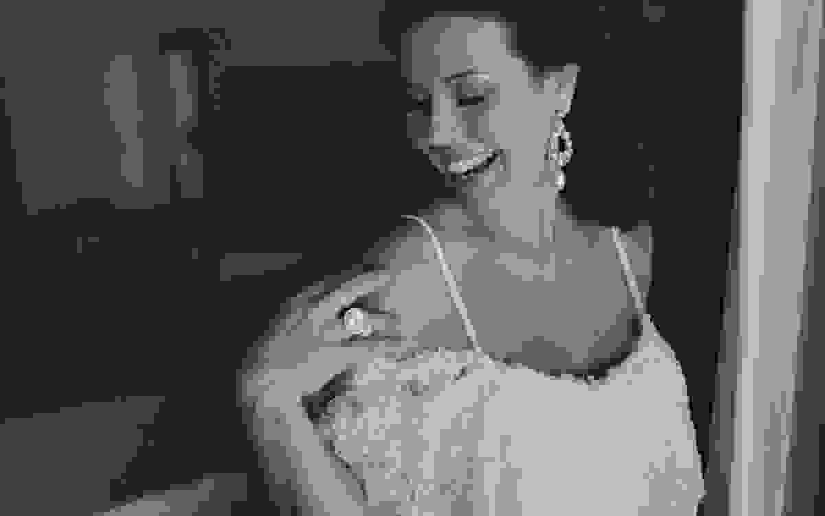 Moment of the Bride | Camila sendo fotografada por Aline Lelles no seu (Re) Casamento | Fotografia de Casamento , Wedding Picture