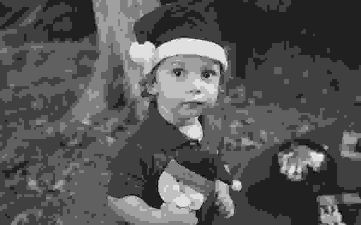 Antônio vestido de papai noel durante a sessão de fotos com Aline Lelles | Fotografia Afetiva | Fotografia de Criança | Fotografia de Bebê
