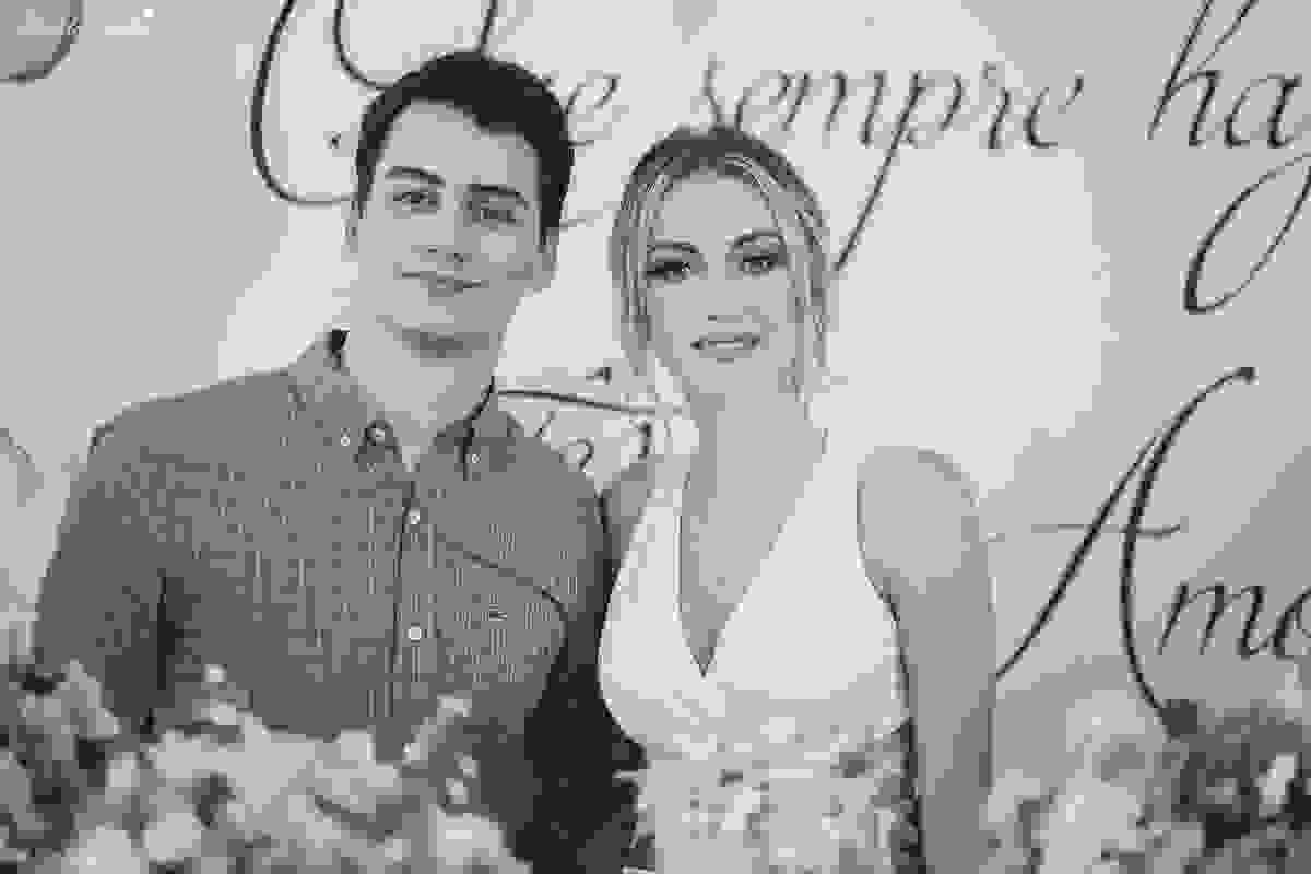 festa de casamento civil externo, o juíz de pais foi no local, na Praia da Costa, Vila Velha, noivos apaixonados, após 10 anos de namoro se casaram, decoração de Melina Pitanga