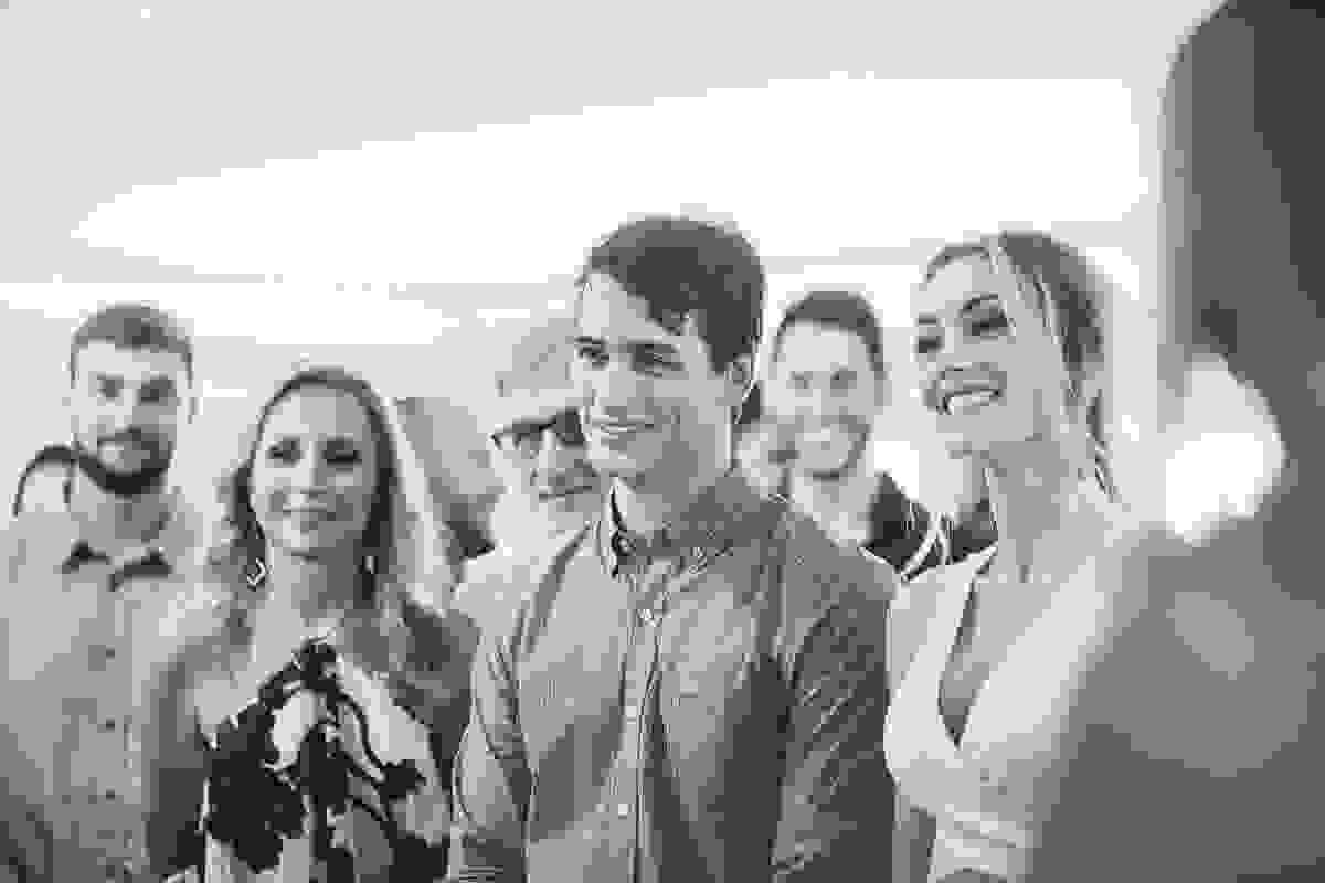 festa de casamento civil externo, o juíz de pais foi no local, na Praia da Costa, Vila Velha, noivos apaixonados, após 10 anos de namoro se casaram, decoração de Melina Pitanga