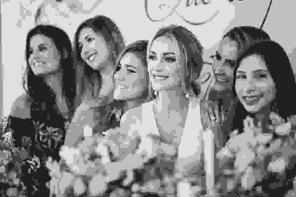 festa de casamento civil externo, o juíz de pais foi no local, na Praia da Costa, Vila Velha, noivos apaixonados, após 10 anos de namoro se casaram, decoração de Melina Pitanga