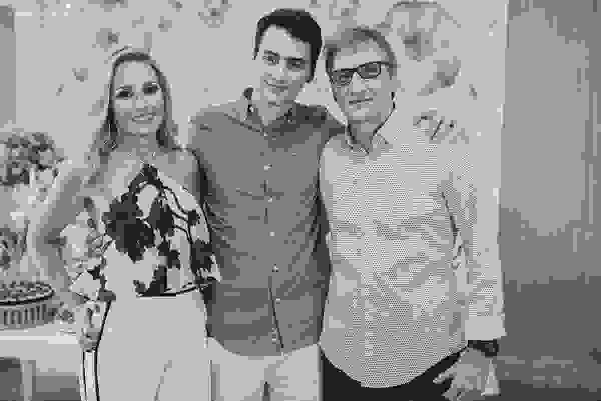 festa de casamento civil externo, o juíz de pais foi no local, na Praia da Costa, Vila Velha, noivos apaixonados, após 10 anos de namoro se casaram, decoração de Melina Pitanga