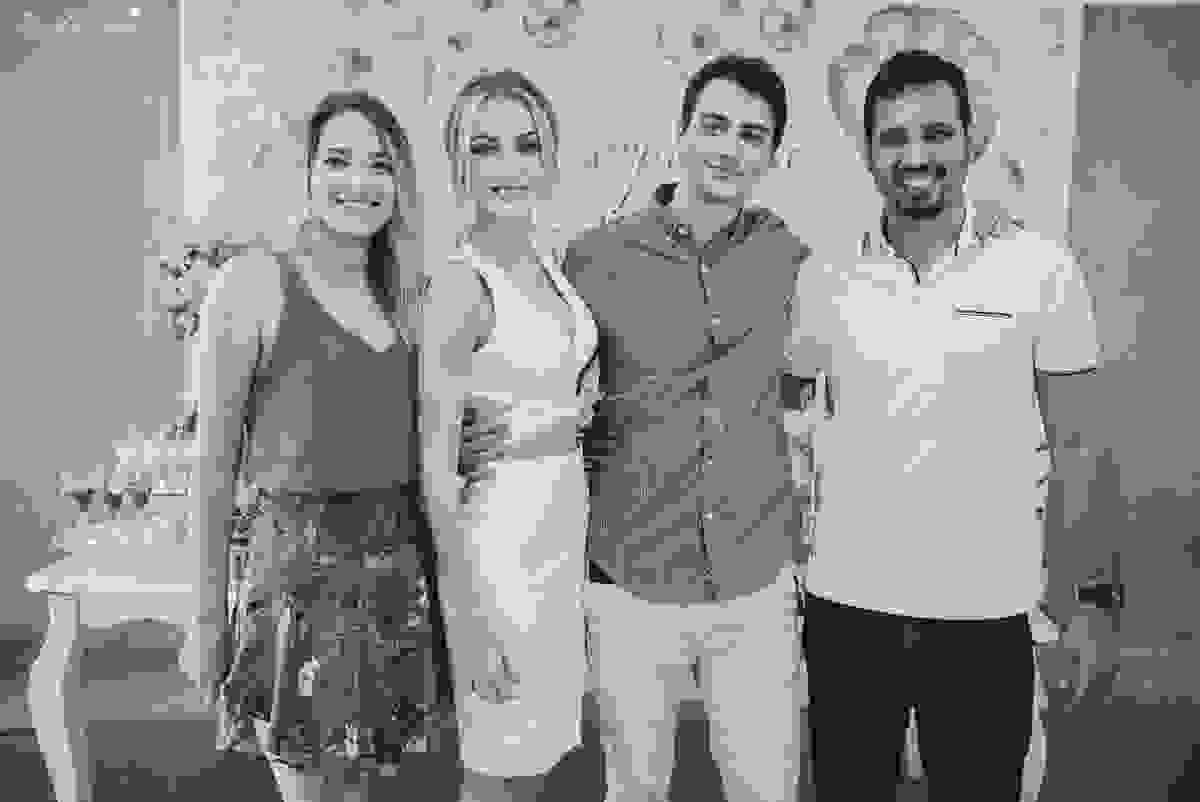 festa de casamento civil externo, o juíz de pais foi no local, na Praia da Costa, Vila Velha, noivos apaixonados, após 10 anos de namoro se casaram, decoração de Melina Pitanga