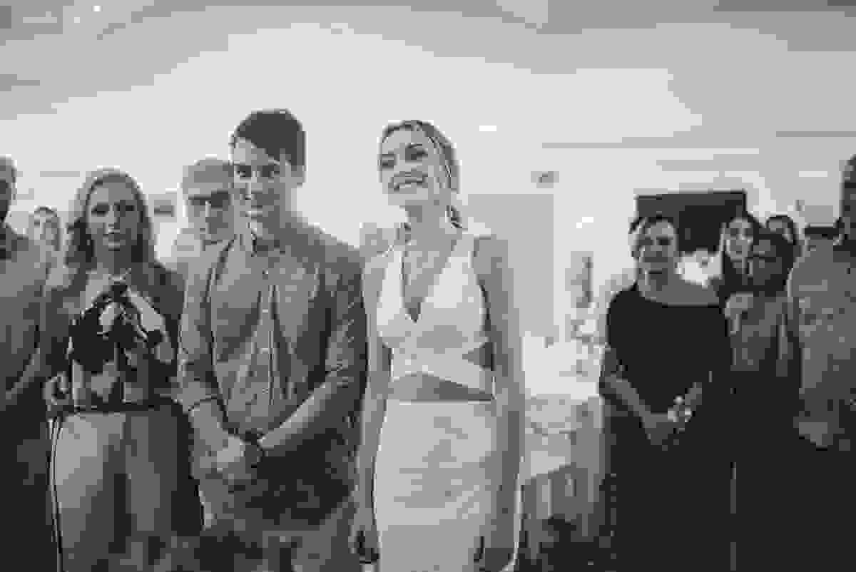 festa de casamento civil externo, o juíz de pais foi no local, na Praia da Costa, Vila Velha, noivos apaixonados, após 10 anos de namoro se casaram, decoração de Melina Pitanga