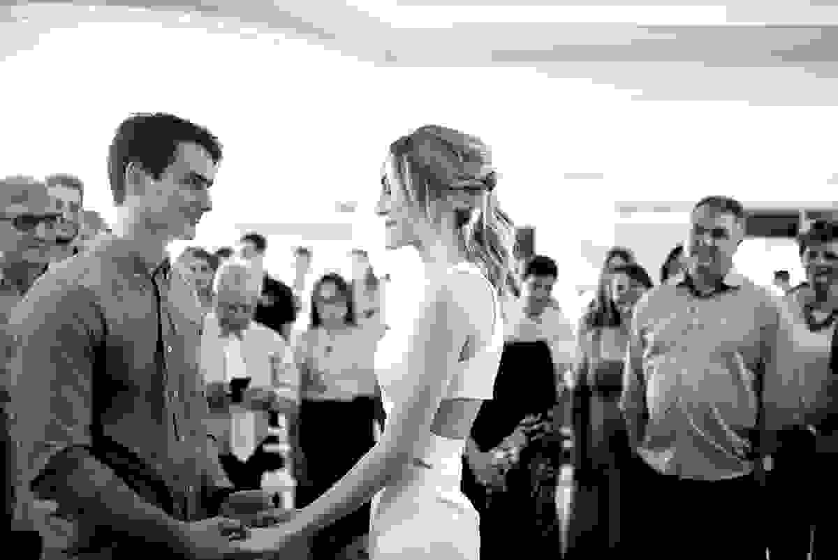 festa de casamento civil externo, o juíz de pais foi no local, na Praia da Costa, Vila Velha, noivos apaixonados, após 10 anos de namoro se casaram, decoração de Melina Pitanga