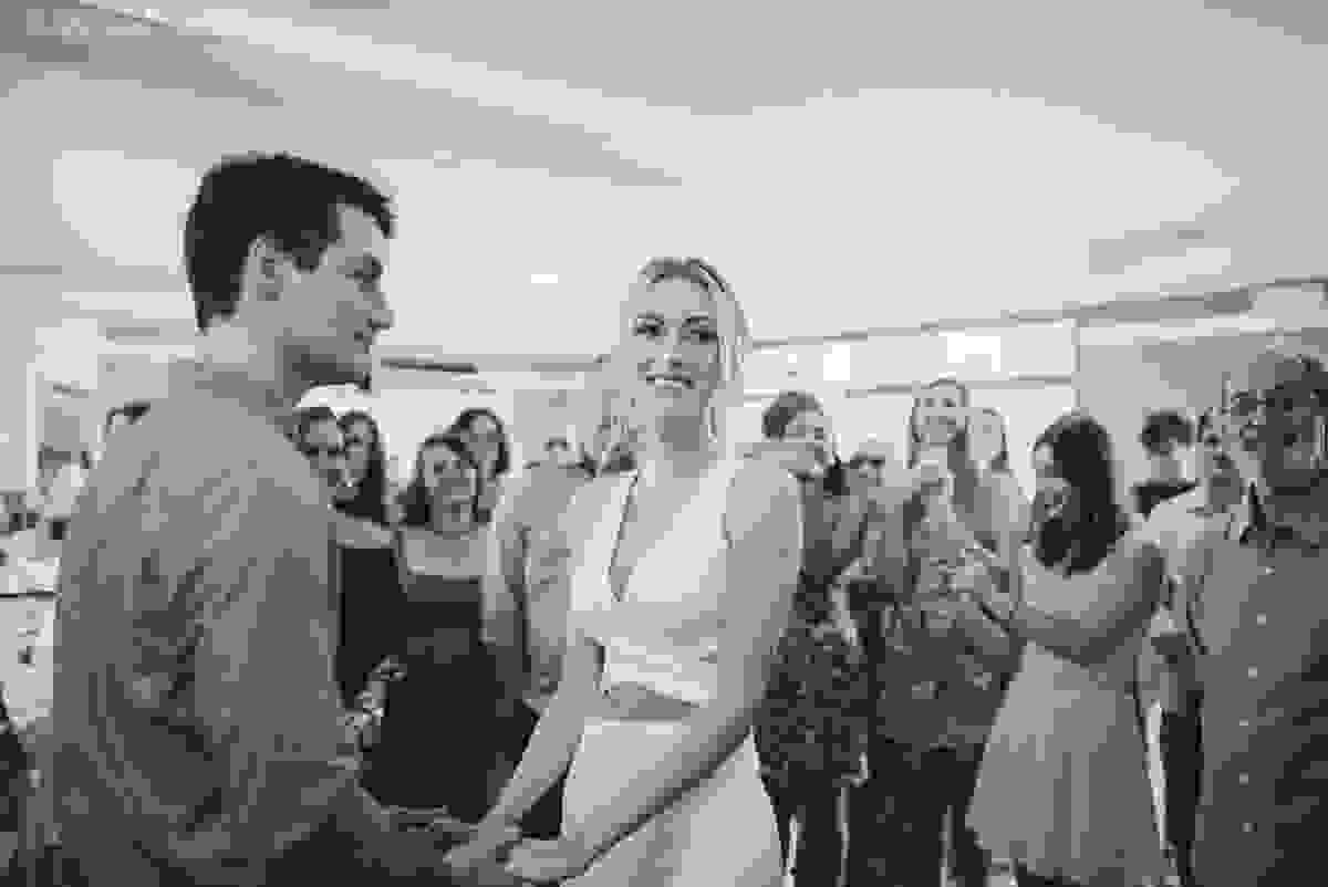 festa de casamento civil externo, o juíz de pais foi no local, na Praia da Costa, Vila Velha, noivos apaixonados, após 10 anos de namoro se casaram, decoração de Melina Pitanga