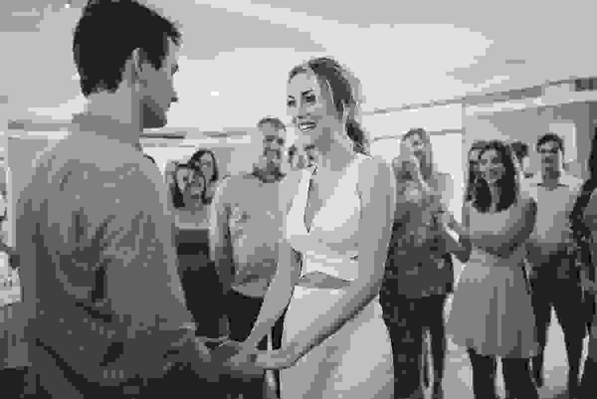 festa de casamento civil externo, o juíz de pais foi no local, na Praia da Costa, Vila Velha, noivos apaixonados, após 10 anos de namoro se casaram, decoração de Melina Pitanga