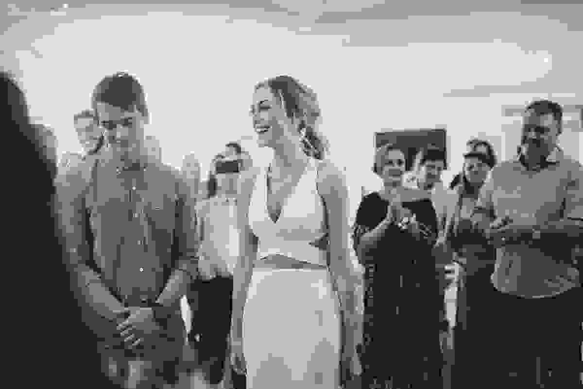 festa de casamento civil externo, o juíz de pais foi no local, na Praia da Costa, Vila Velha, noivos apaixonados, após 10 anos de namoro se casaram, decoração de Melina Pitanga