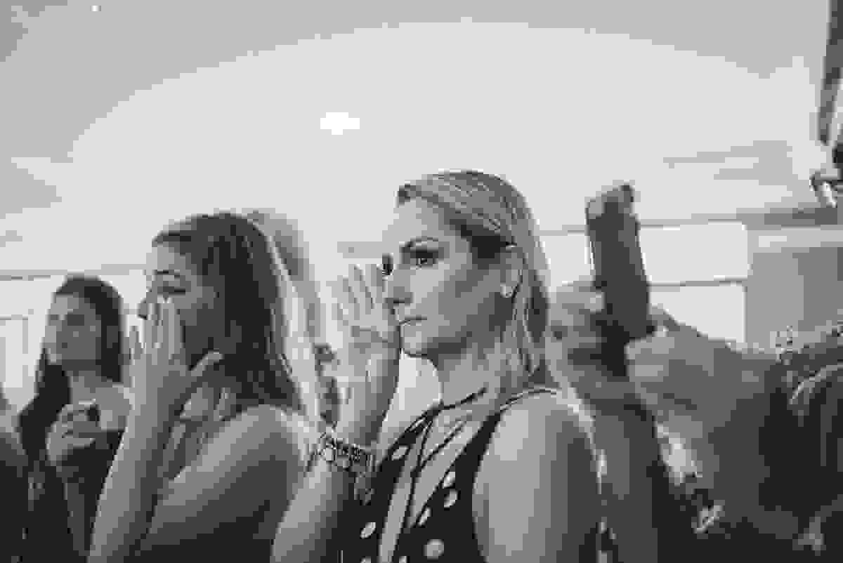 festa de casamento civil externo, o juíz de pais foi no local, na Praia da Costa, Vila Velha, noivos apaixonados, após 10 anos de namoro se casaram, decoração de Melina Pitanga