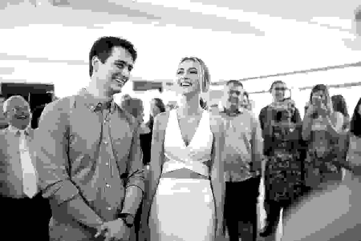 festa de casamento civil externo, o juíz de pais foi no local, na Praia da Costa, Vila Velha, noivos apaixonados, após 10 anos de namoro se casaram, decoração de Melina Pitanga