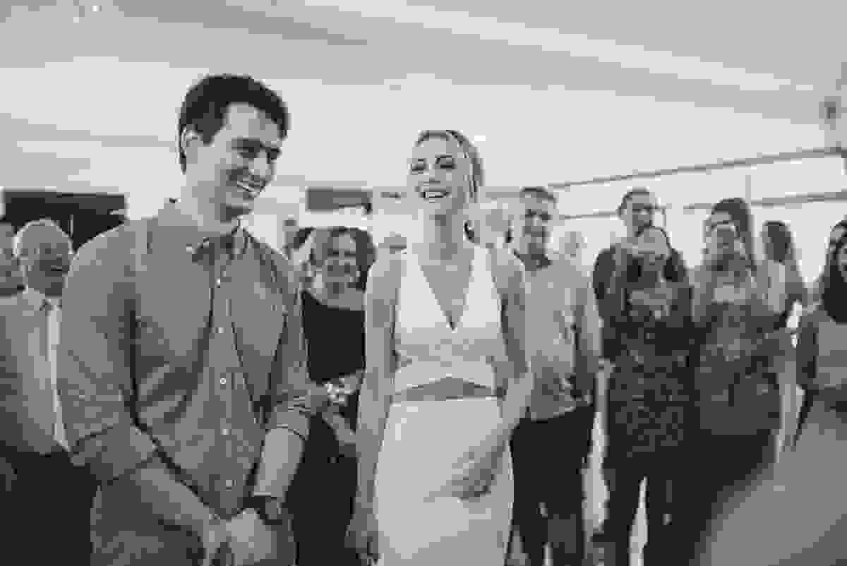 festa de casamento civil externo, o juíz de pais foi no local, na Praia da Costa, Vila Velha, noivos apaixonados, após 10 anos de namoro se casaram, decoração de Melina Pitanga