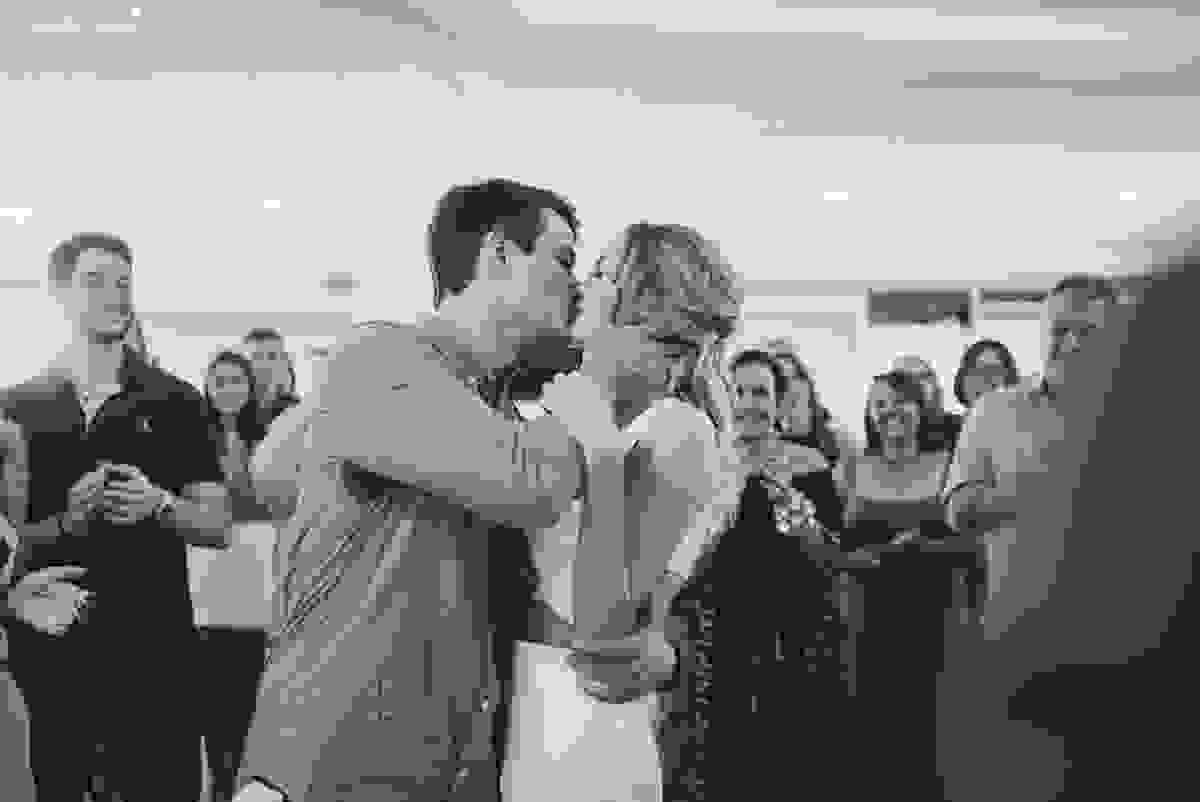 festa de casamento civil externo, o juíz de pais foi no local, na Praia da Costa, Vila Velha, noivos apaixonados, após 10 anos de namoro se casaram, decoração de Melina Pitanga