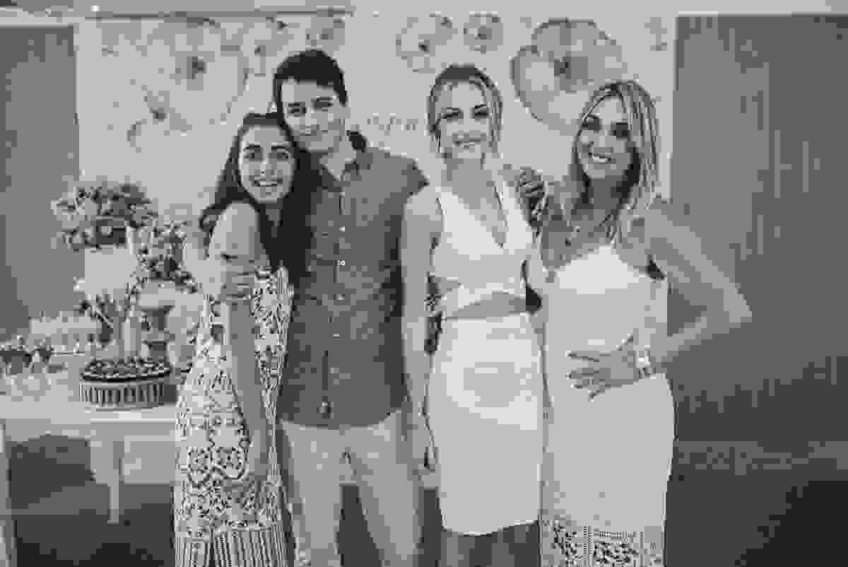 festa de casamento civil externo, o juíz de pais foi no local, na Praia da Costa, Vila Velha, noivos apaixonados, após 10 anos de namoro se casaram, decoração de Melina Pitanga