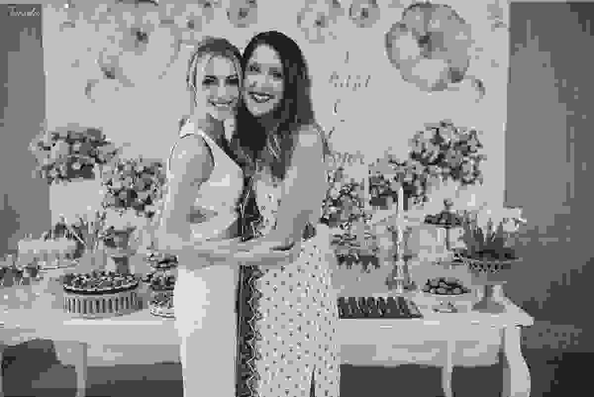 festa de casamento civil externo, o juíz de pais foi no local, na Praia da Costa, Vila Velha, noivos apaixonados, após 10 anos de namoro se casaram, decoração de Melina Pitanga