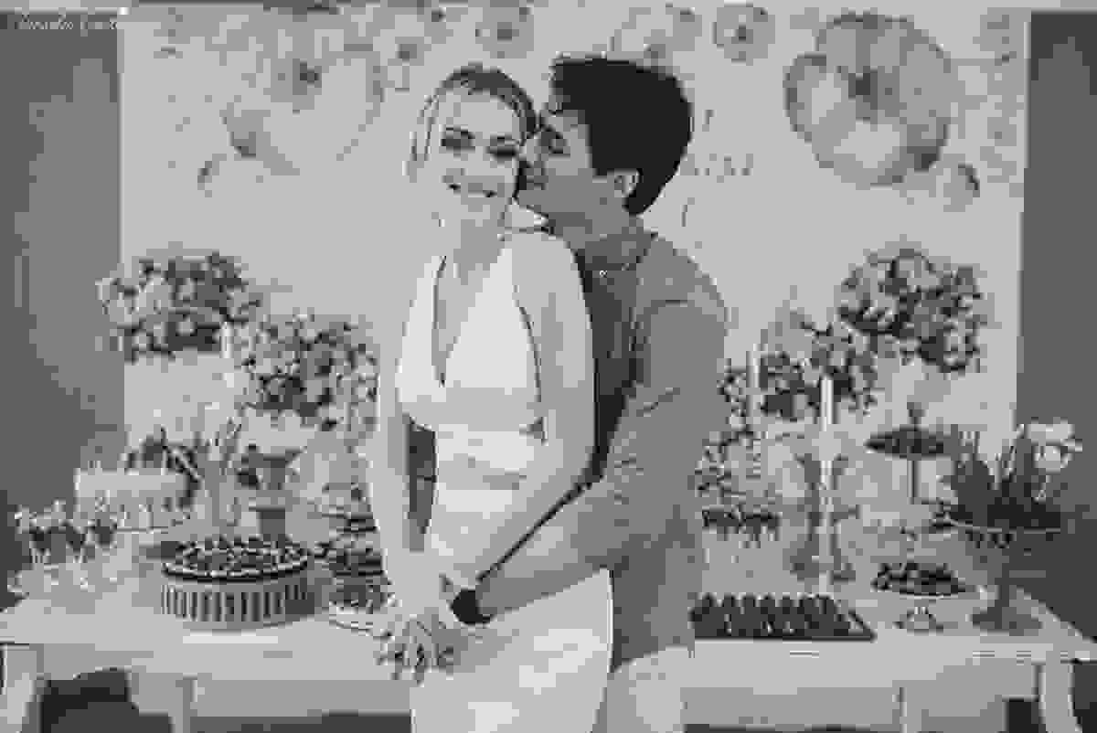festa de casamento civil externo, o juíz de pais foi no local, na Praia da Costa, Vila Velha, noivos apaixonados, após 10 anos de namoro se casaram, decoração de Melina Pitanga