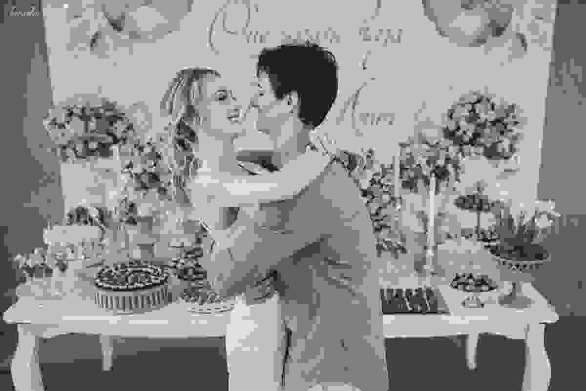 festa de casamento civil externo, o juíz de pais foi no local, na Praia da Costa, Vila Velha, noivos apaixonados, após 10 anos de namoro se casaram, decoração de Melina Pitanga