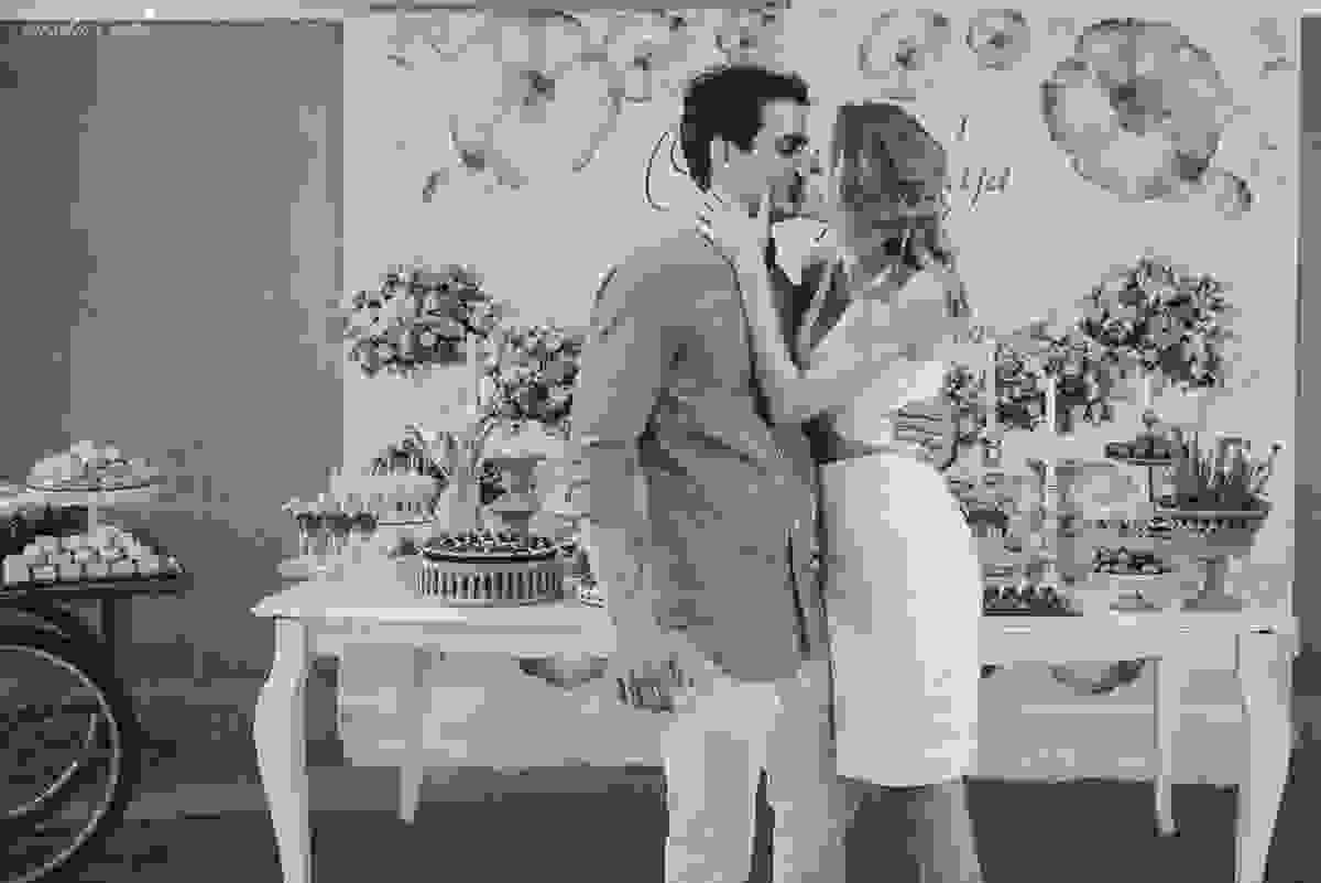 festa de casamento civil externo, o juíz de pais foi no local, na Praia da Costa, Vila Velha, noivos apaixonados, após 10 anos de namoro se casaram, decoração de Melina Pitanga