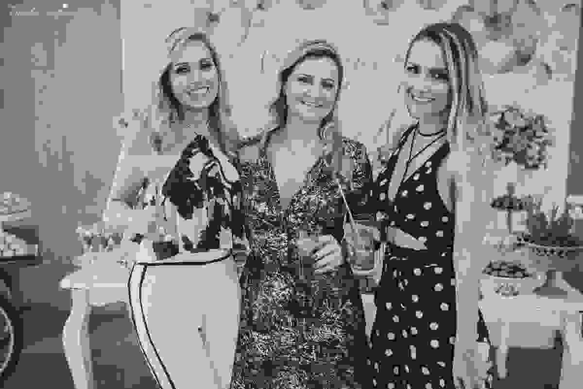 festa de casamento civil externo, o juíz de pais foi no local, na Praia da Costa, Vila Velha, noivos apaixonados, após 10 anos de namoro se casaram, decoração de Melina Pitanga