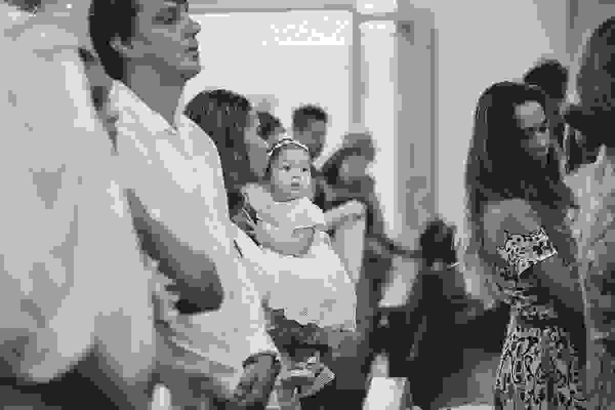 fotografia de batizado em vila velha es, fotos inesquecíveis e lindas do batizado, momento muito importante para toda a família, vestido para batizado lindo, decoração para almoço de batizado