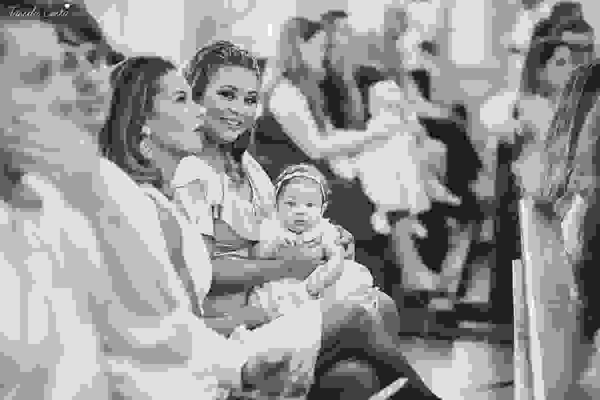 fotografia de batizado em vila velha es, fotos inesquecíveis e lindas do batizado, momento muito importante para toda a família, vestido para batizado lindo, decoração para almoço de batizado