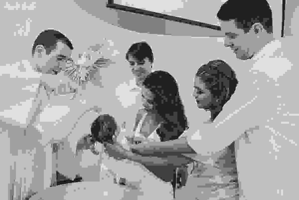 fotografia de batizado em vila velha es, fotos inesquecíveis e lindas do batizado, momento muito importante para toda a família, vestido para batizado lindo, decoração para almoço de batizado