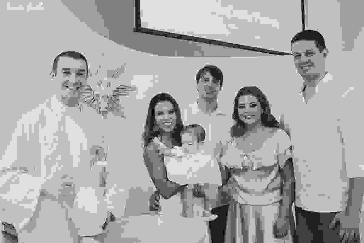 fotografia de batizado em vila velha es, fotos inesquecíveis e lindas do batizado, momento muito importante para toda a família, vestido para batizado lindo, decoração para almoço de batizado