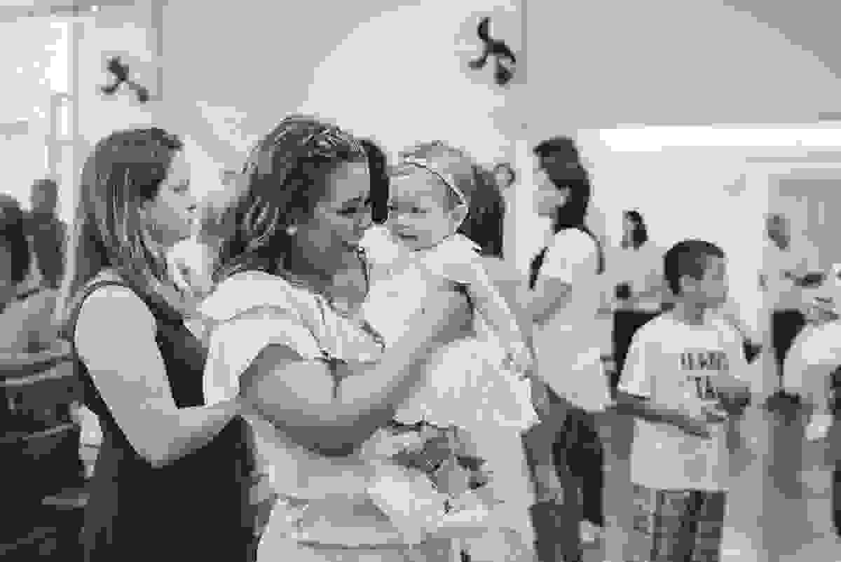 fotografia de batizado em vila velha es, fotos inesquecíveis e lindas do batizado, momento muito importante para toda a família, vestido para batizado lindo, decoração para almoço de batizado