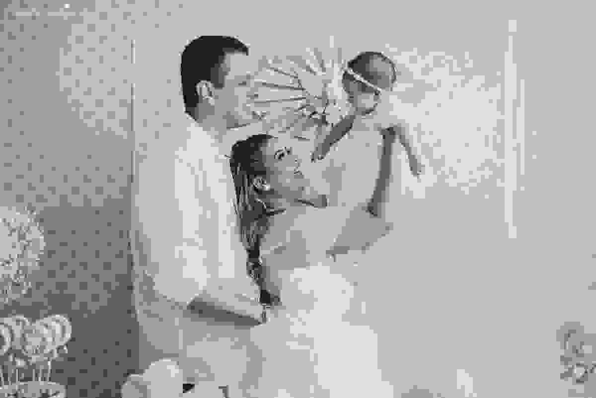 fotografia de batizado em vila velha es, fotos inesquecíveis e lindas do batizado, momento muito importante para toda a família, vestido para batizado lindo, decoração para almoço de batizado