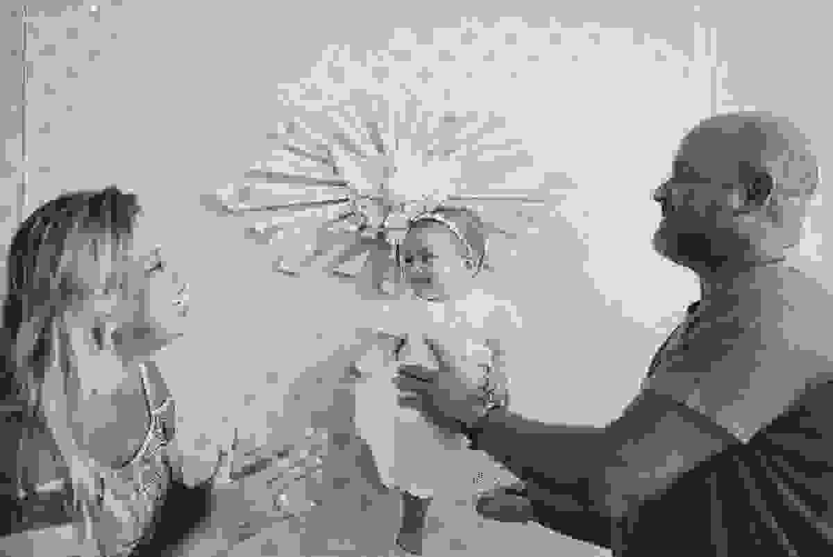 fotografia de batizado em vila velha es, fotos inesquecíveis e lindas do batizado, momento muito importante para toda a família, vestido para batizado lindo, decoração para almoço de batizado