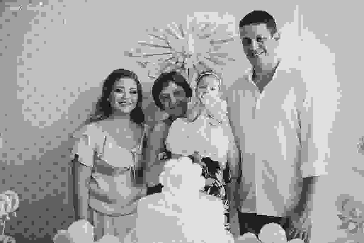 fotografia de batizado em vila velha es, fotos inesquecíveis e lindas do batizado, momento muito importante para toda a família, vestido para batizado lindo, decoração para almoço de batizado
