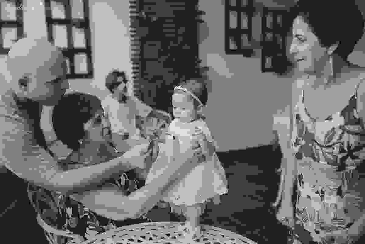 fotografia de batizado em vila velha es, fotos inesquecíveis e lindas do batizado, momento muito importante para toda a família, vestido para batizado lindo, decoração para almoço de batizado