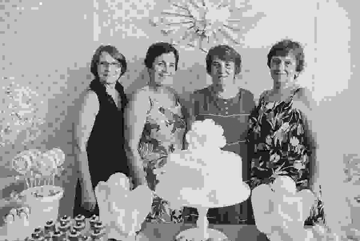fotografia de batizado em vila velha es, fotos inesquecíveis e lindas do batizado, momento muito importante para toda a família, vestido para batizado lindo, decoração para almoço de batizado