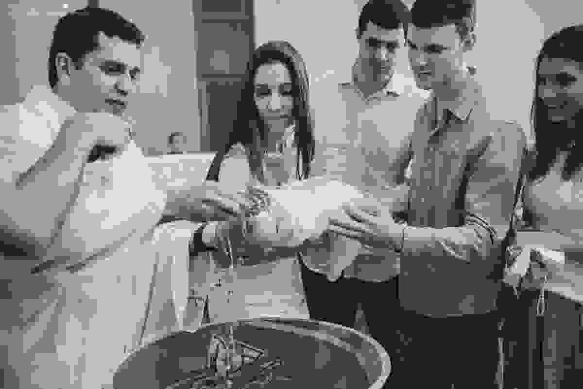fotos de batizado da laura, domingo pela manhã, igreja católica, fotógrafa tássila costa, batizado na igreja na praia da costa, fotos lindas de batizado, batizado emocionante