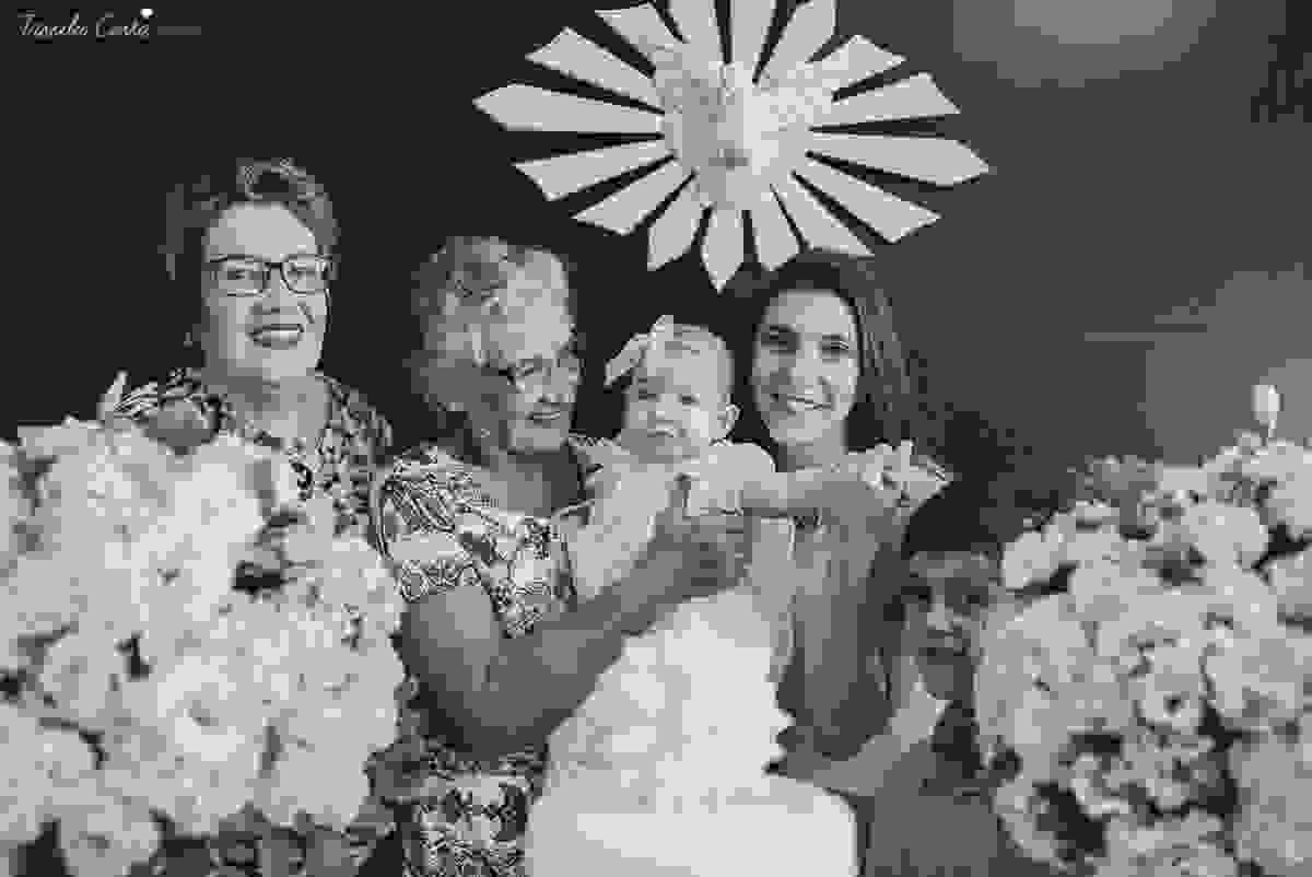 fotos de batizado da laura, domingo pela manhã, igreja católica, fotógrafa tássila costa, batizado na igreja na praia da costa, fotos lindas de batizado, batizado emocionante