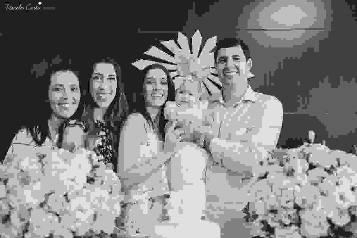 fotos de batizado da laura, domingo pela manhã, igreja católica, fotógrafa tássila costa, batizado na igreja na praia da costa, fotos lindas de batizado, batizado emocionante