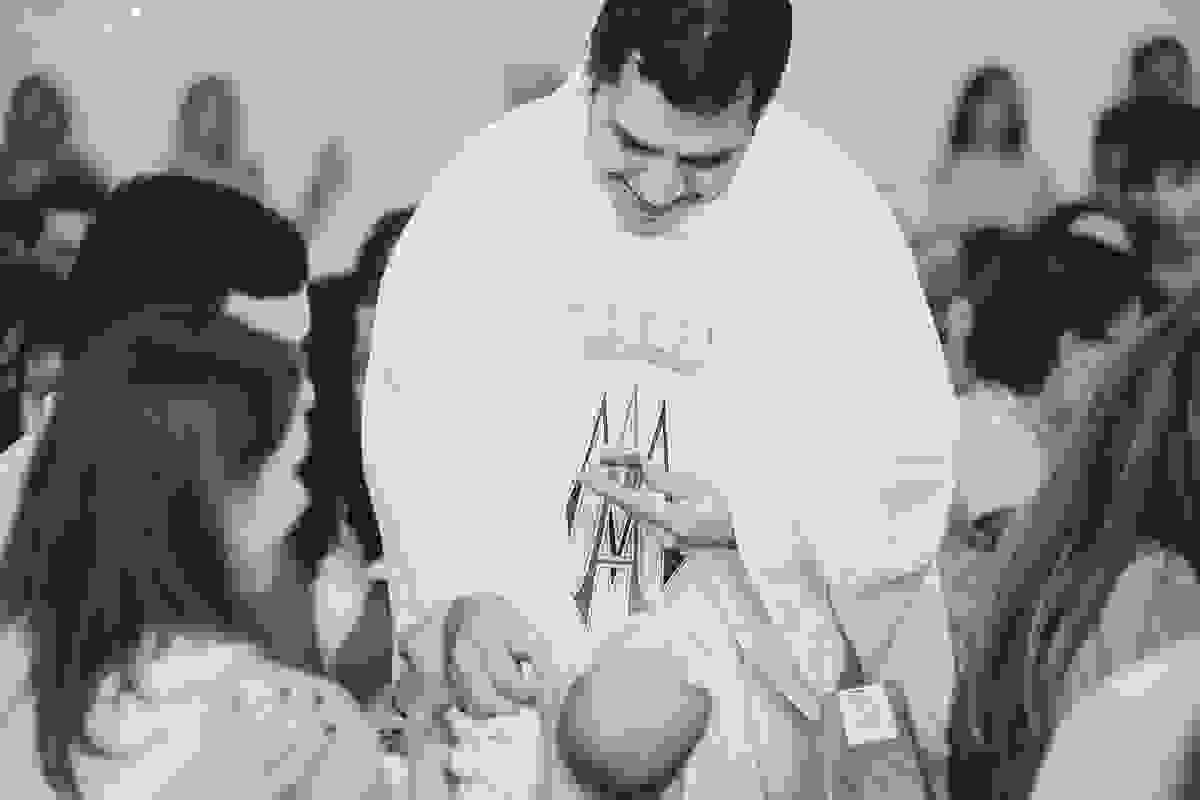 fotos de batizado da laura, domingo pela manhã, igreja católica, fotógrafa tássila costa, batizado na igreja na praia da costa, fotos lindas de batizado, batizado emocionante