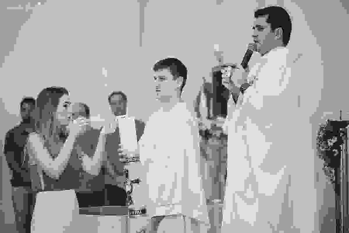 fotos de batizado da laura, domingo pela manhã, igreja católica, fotógrafa tássila costa, batizado na igreja na praia da costa, fotos lindas de batizado, batizado emocionante
