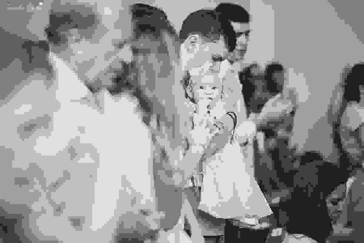fotos de batizado da laura, domingo pela manhã, igreja católica, fotógrafa tássila costa, batizado na igreja na praia da costa, fotos lindas de batizado, batizado emocionante