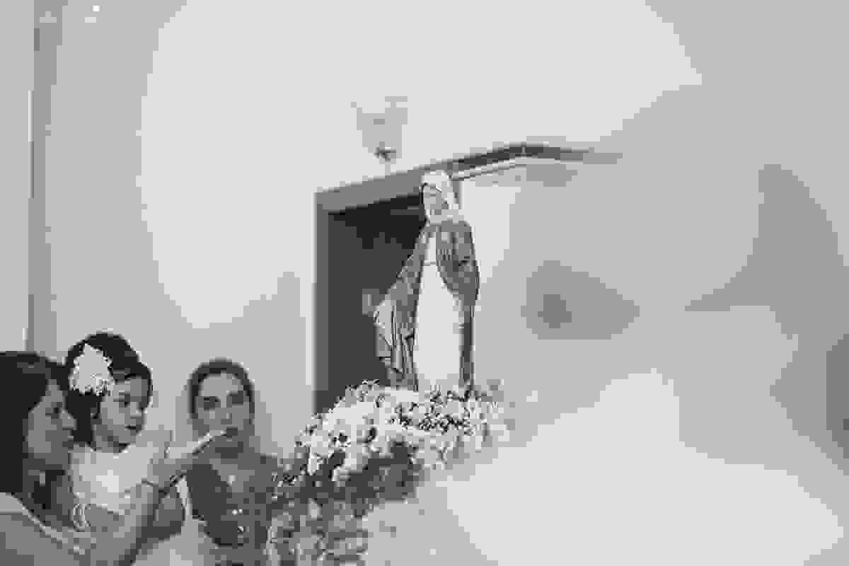 fotos de batizado da laura, domingo pela manhã, igreja católica, fotógrafa tássila costa, batizado na igreja na praia da costa, fotos lindas de batizado, batizado emocionante