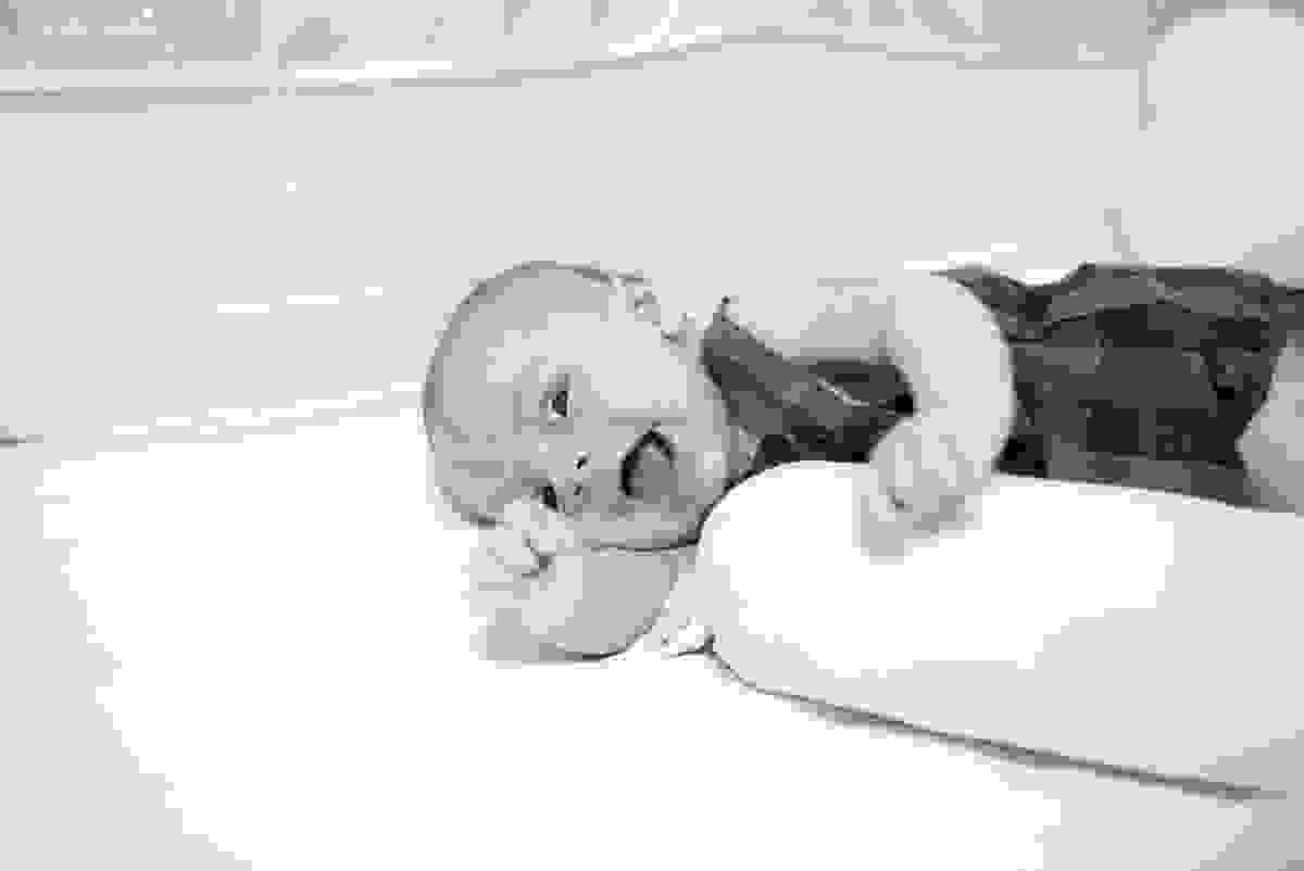 sessão de fotos em casa, do baby Pedro Henrique, fotos do seu acompanhamento trimestral, em vitória es, fotos lifestyle, família querida, fotos com tássila costa